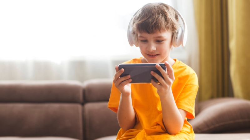 مهم تر از مدت استفاده، کودک با صفحه نمایش چه کار می کند؟