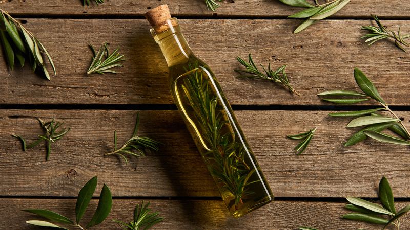 عوارض رزماری و موارد احتیاط در مصرف آن