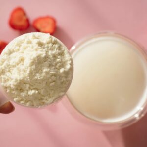 تراویده شیر چیست؟ آشنایی کامل با خواص، کاربردها و تفاوت آن با پروتئین وی