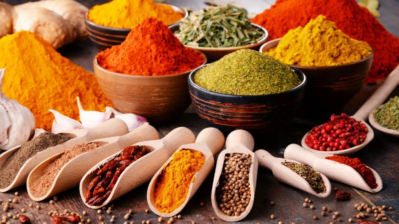 ۴ فایده شگفت انگیز ادویه ها برای سلامتی؛ از کنترل قند خون تا افزایش چربی سوزی