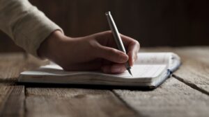 فواید نوشتن برای سلامت روان؛ چرا نوشتن حال ما را بهتر می کند؟