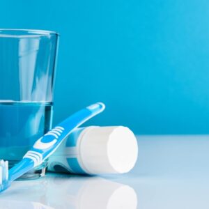 آیا دهان شویه جای مسواک را می گیرد؟ بررسی فواید، عوارض و روش صحیح استفاده