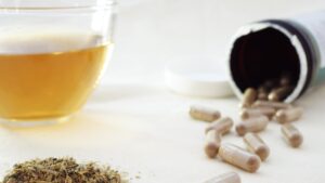 چای سبز با کدام داروها تداخل دارد؟ ۷ دارویی که باید بشناسید