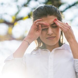 سردردهای فصلی؛ چرا تغییر آب و هوا باعث تشدید میگرن می شود؟